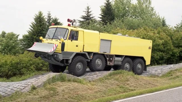 Unikátní hasičská Tatra odcestovala na druhý konec světa. S velkou radlicí se umí probourat požárem