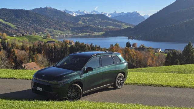 Čínské SUV nabízí výkon Porsche Taycan za cenu naftové Škody Kodiaq. Řídit ho zvládne i vaše máma