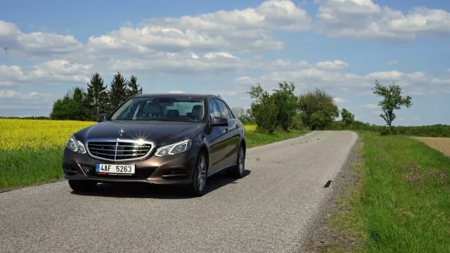 Za cenu holé Škody Fabie můžete mít bazarový polykač kilometrů. Ojetý Mercedes-Benz E nadchne