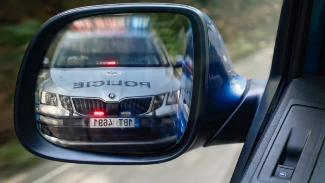 Policie může při měření rychlosti porušovat předpisy. Dopravní expert popsal, proč je to přípustné