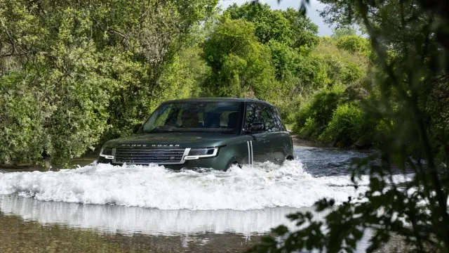 Elektrický Range Rover už zná českou cenu. Pod čtyři miliony se nevejde, zato se nebojí hloubky