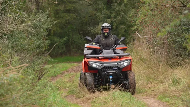 Plně vybavená čtyřkolka za 130 tisíc korun je tak levná, že si ji moderátor chce hned koupit