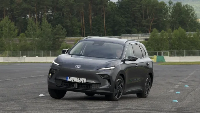 Řídili jsme nejlevnější elektrické rodinné SUV. Je levnější než Elroq a má úžasně nízkou spotřebu