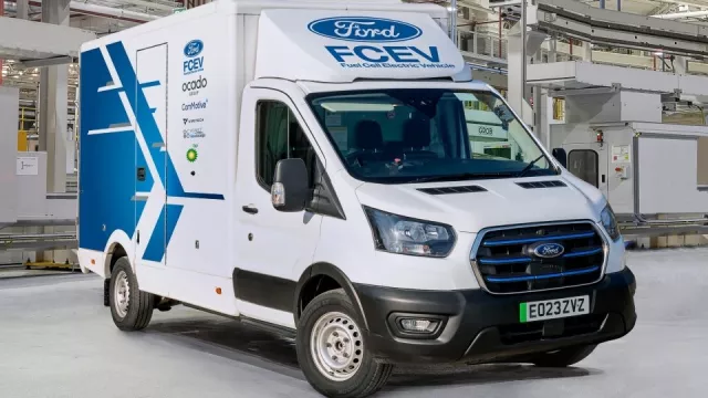 Ford v nákladní dopravě vsadil na vodík. Už testuje osm speciálně upravených Transitů