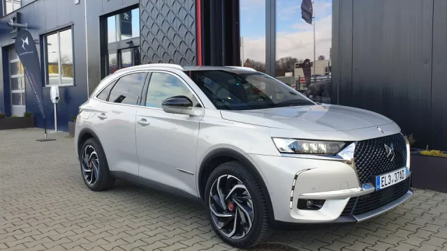 DS7 Crossback E-Tense 4x4 působivě spojuje benzin, elektřinu a pohon všech kol. Cenou se blíží BMW