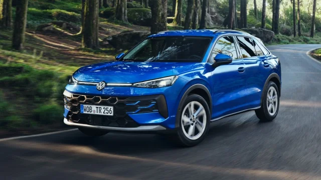 Nový T-Roc jízdně dospěl a dorostl Škodu Karoq. Volkswagen s ním má v Česku velké plány