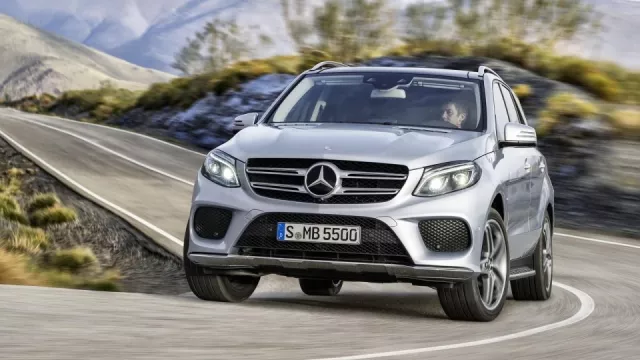 Mercedes-Benz svolává přes 300 tisíc SUV. Zatékající voda jim může zastavit motor