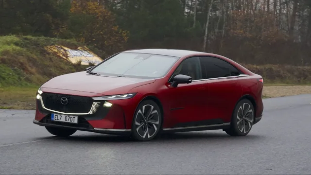 Elektrická Mazda 6e je velmi úsporný elektromobil za rozumné peníze. Dynamikou ale neohromí