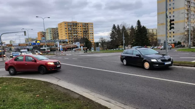 Řazení do pruhů za světelnou křižovatkou dělá řidičům potíže. Mylně se domnívají, že mají přednost