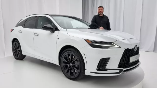 Nový Lexus RX dostal poprvé turbo i verzi do zásuvky. Mezi prvními jsme ho viděli na vlastní oči