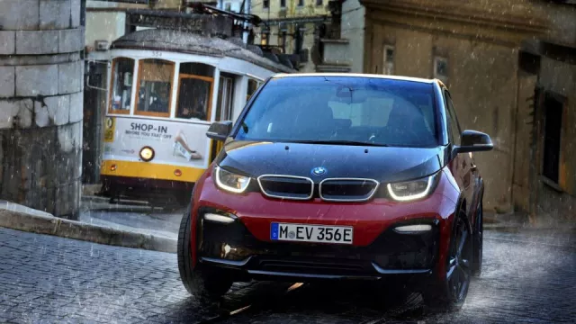 Více trakce a jízdní stability na různých površích a při rekuperaci energie. Přichází nový protiprokluzový systém BMW i3s.