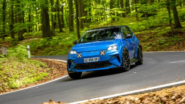 Takhle zábavný elektromobil tu ještě nebyl. Alpine A290 je rychlá hračka na klikaté silnice