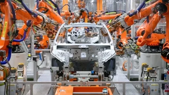 Komentář: Umělá inteligence může zdražit elektromobily. Evropské automobilky se na to musí připravit
