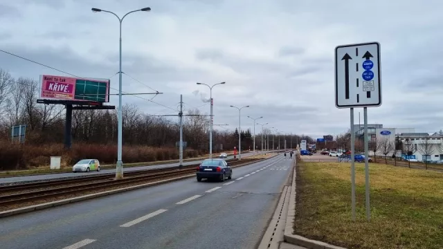 Změna značení vyhrazených pruhů v Praze. Řidiči prý nevěděli, kdy do nich mohou. Teď mají jistotu