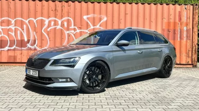 Upravená Škoda Superb pokoří stovku za 3,8 sekundy. Majitel ji teď prodává za půl milionu