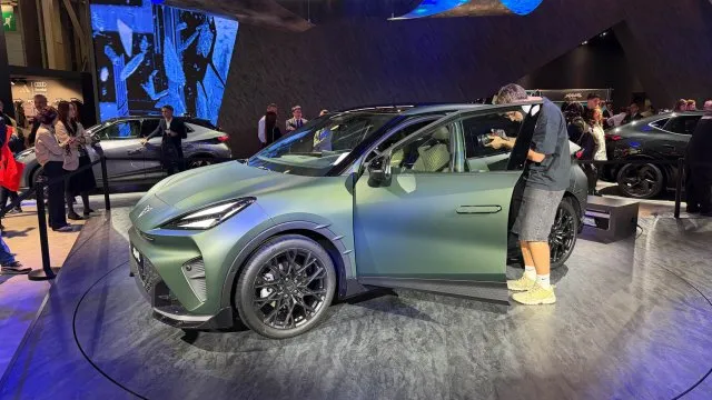 Cupra v Paříži odhalila novou variantu elektrického Ravalu. Spojila se kvůli tomu se slavným tunerem