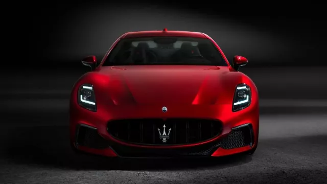 Maserati představilo své první auto do zásuvky. Nové GranTurismo pohání tři elektromotory