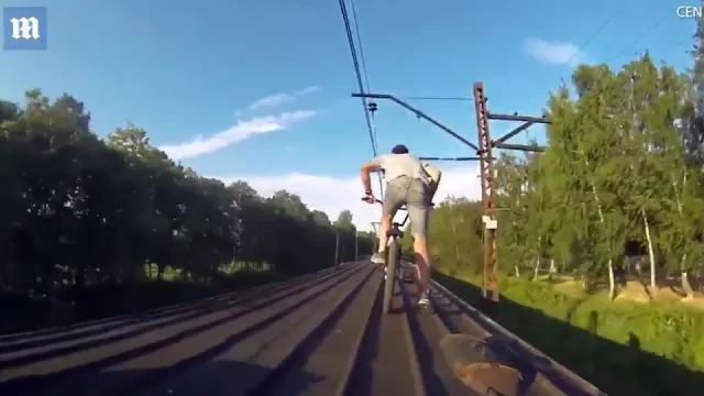 Hazardér! Mladík jel na kole po střeše jedoucího vlaku