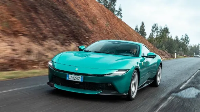 Takhle jezdí nové základní Ferrari. Amalfi má sílu 640 koní, brzdy po drátě a točí až 171 tisíc