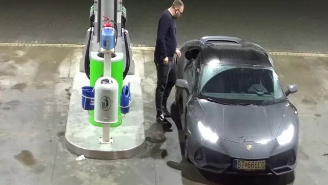 Ukradl Lamborghini za miliony, neměl na benzin, tak ujel od pumpy. Je v hledáčku policie