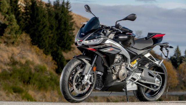 Test motorky: Aprilia Tuono 660 Factory vás nezabije, ale posílí vaše dovednosti na silničním biku