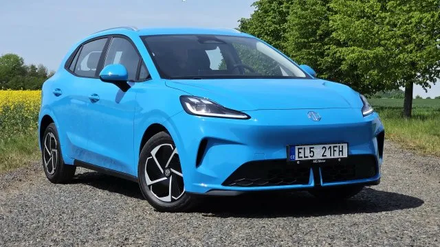 Stojí 600 tisíc, slibuje rozumný dojezd i rychlé nabíjení. Do Česka přijel nový elektromobil MG