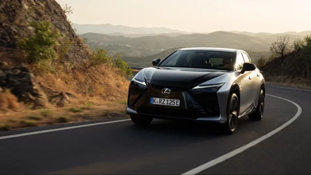 Volant z formule a místo mechanického řízení dráty. Vyzkoušeli jsme Lexus RZ po modernizaci