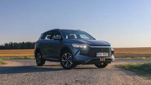 BYD Sealion 5 si k dlouhému dojezdu pomáhá trikem, na který už evropské automobilky skoro zapomněly