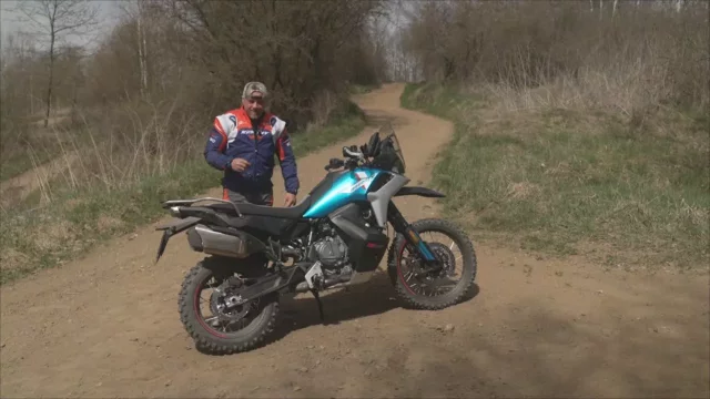 Sršeň našel jednu z nejlepších adventure motorek, které si můžete koupit. Stojí 260 tisíc korun