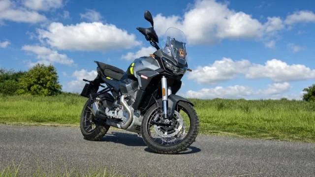 Moto Guzzi Stelvio je lehce ovladatelná cestovní motorka. Obětovala kvůli tomu ale trochu emocí