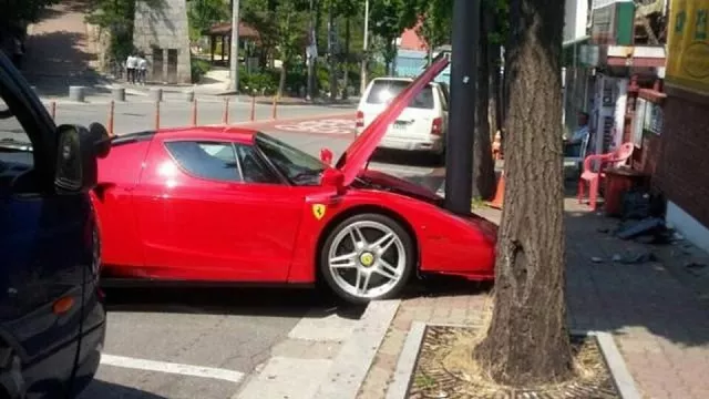 Ferrari Enzo objalo sloup