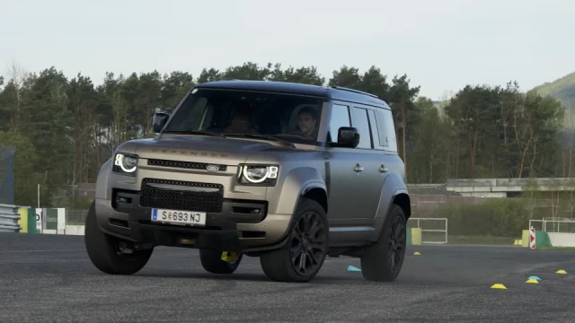 Land Rover Defender OCTA je nejrychlejším a zároveň nejméně úsporným autem, co jsme zatím testovali