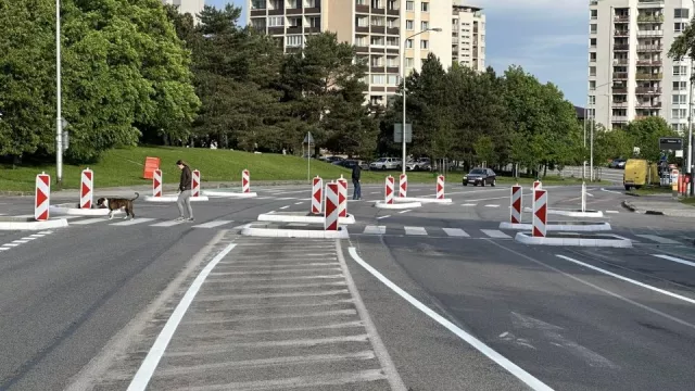 Křižovatka s jedenácti ostrůvky má ochránit chodce a cyklisty. Řidiče přivádí k šílenství