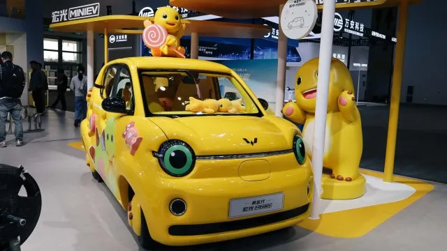 Auto s vrtulníkem nebo rádoby veterány. Prohlédněte si největší bizarnosti pekingského autosalonu