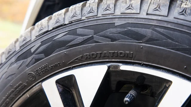 Při přezouvání dejte pozor na rotaci pneumatik. Řidič kvůli tomu udělal škodu za 200 tisíc