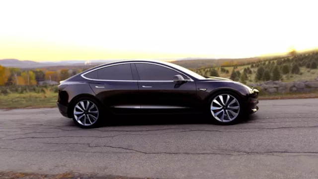 Tesla ukázala první vyrobený Model 3 na videu