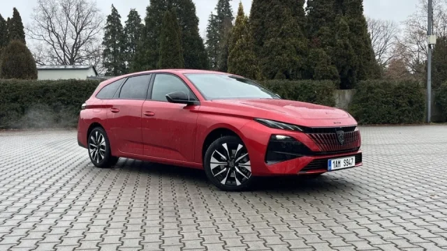 Nafta se ještě neloučí. Do Česka dorazil nový Peugeot 308, v nabídce je už jen jako kombi