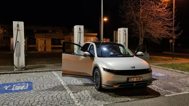 Paradox povinné elektromobility: Chudí budou mít výrazně dražší cestování autem než bohatí