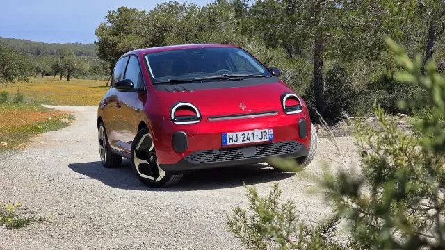 Renault Twingo maskuje levné plasty, ale i nádržku ostřikovačů. Jezdí stejně zábavně, jako vypadá