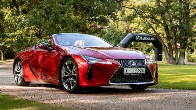 Auto, které má koule. Řídili jsme futuristický Lexus LC 500 Convertible s archaickým motorem