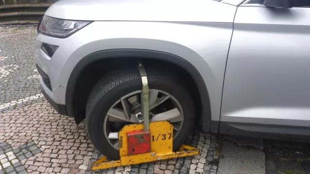 Mladá řidička si nevšimla nasazené botičky. Zničila ji i nárazník své škodovky