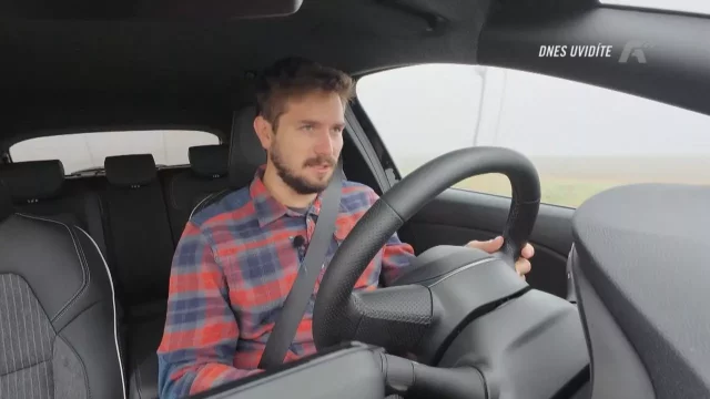 Superb jsme ničili na polňačkách a otestovali jsme elektrický Mercedes. Další Autosalon je tady