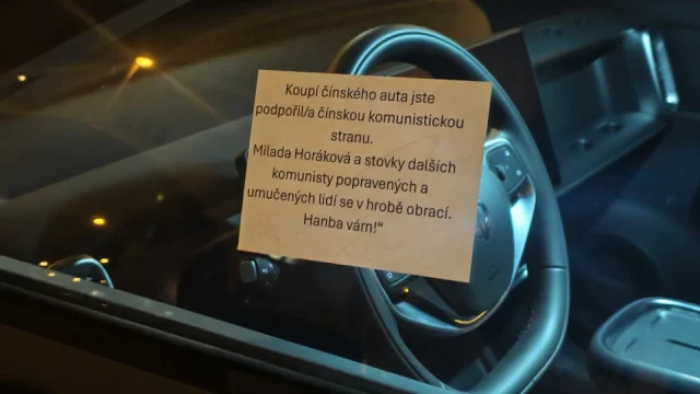 Neznámý aktivista lepí na auta čínských značek vzkazy. Překvapil i motoristického novináře