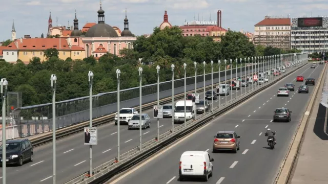 Plošná třicítka v Praze je snem řady aktivistů. Městu by ale přinesla jen absolutní chaos