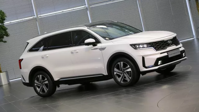 Nová Kia Sorento konečně svlékla poslední zbytky svršků. Sází na hybridy, zůstává ale i nafta