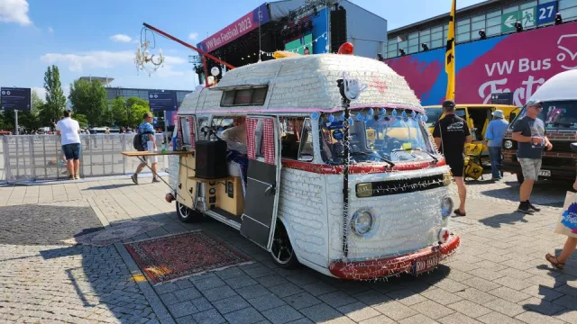 Jedno auto zaplnilo největší výstaviště na světě. Podívat se přijelo desetitisíce fanoušků