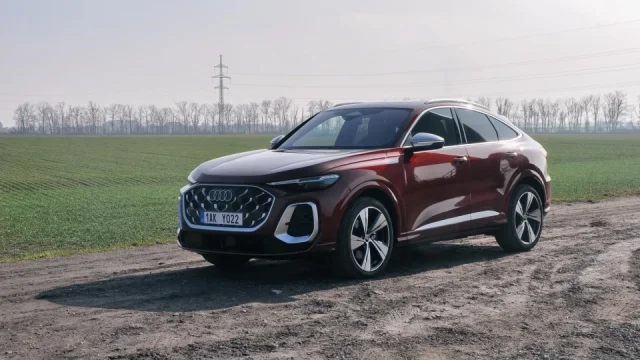 Audi SQ5 Sportback je rychlým přepravníkem na dlouhé vzdálenosti. Nelekne se ale ani řezání zatáček