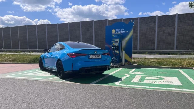 Elektromobilisté nově bojují proti blokování nabíječek nálepkami. To je ale nelegální