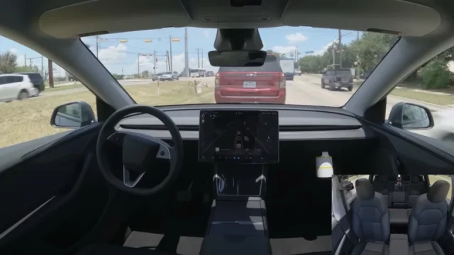 Pojišťovny se připravují na provoz autonomních vozů. Viníkem nehody může být v budoucnu i výrobce