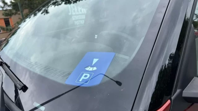 Trik za 200 korun vám umožní parkovat zdarma. Riskujete však pokutu i ostudu